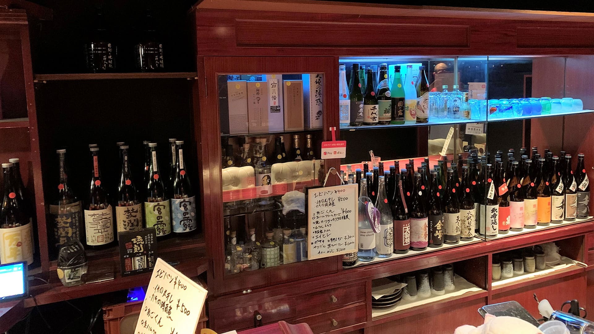 ハッピーアワーありで昼飲みや早飲みを楽しめる本格焼酎バーなら、四日市市の「昼呑み焼酎BAR晃」へ！